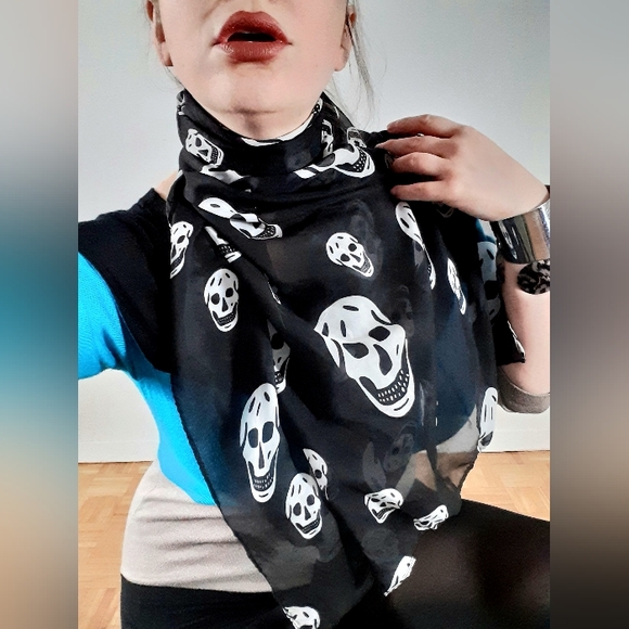 2/$20! Sheer silk skull printed scarf, large but lightweight - Picture 5 of 6